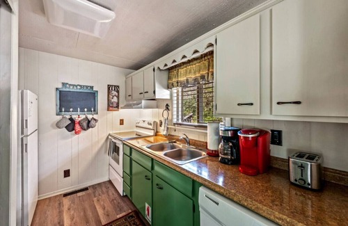 Gatlinburg Cabin | Bear Foot Den: Hot Tub + Fireplace + Games* 2 Mins to Gatlinburg!