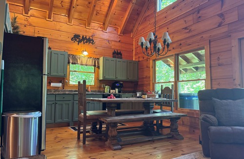 Hiawassee Cabin | Bear Foot HeavennCabin Retreat in Ga Mountains