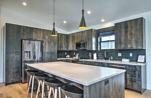 Sweetwater House | Bear Lake Hillside Retreat - POOL ACCESS with Ideal Beach. New Construction!