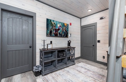 Gatlinburg - Pigeon Forge Cabin | Bear Mountain Lodge | 18BR Luxury Cabin w/Pool, Theater, Mini Golf, Sleeps 86
