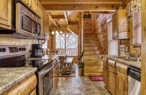 Gatlinburg - Pigeon Forge Cabin | Bear-riffic View | Hot Tub, Games & Scenic Decks