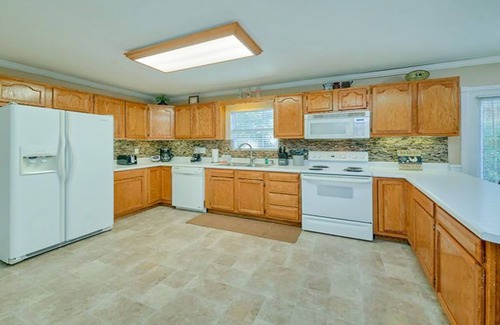 Seymour House | Bear Splashin Fun- 3 Bdrm, Private Outdoor Pool, Hot Tub, & Fire Pit