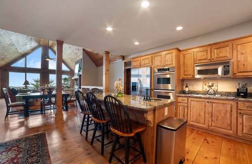 Sapphire House | Bearadise - A picture perfect view!