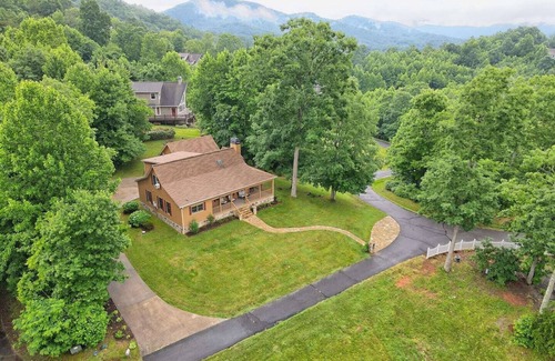 Hayesville Cabin | Bears Eye View - by Chatuge Home Concierge lake and mountain views