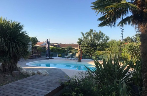 Saint-Georges-des-Coteaux House | Beautiful room with heated pool and shared SPA.Shared bathroom.