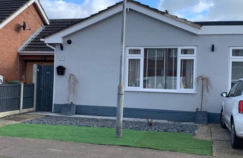 Canvey Island Cottage | Beautiful 2-bed Bungalow in Canvey Island