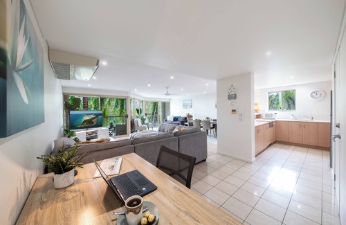 Airlie Beach Apartment | Beautiful 2 Bedroom Apartment just a 5 minute walk to the Port of Airlie,.