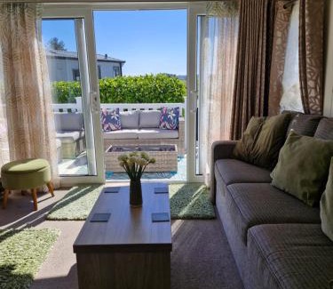 St. Florence Resort | Beautiful 2 bedroom caravan, holiday park Tenby