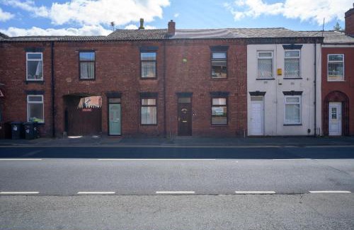 Atherton House | Beautiful 2 Bedroom House in Atherton, Free Parking