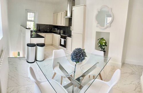 Chelsea Harbour Apartment | Beautiful 2 Bedrooms Flat with Garden and Free Parking