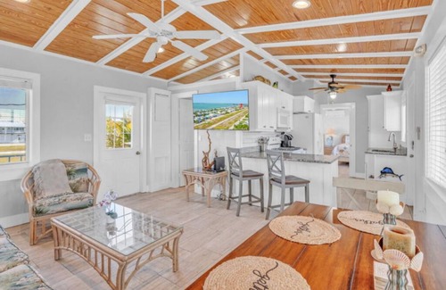 Summerland Key House | Beautiful 3 Bedroom Canal Front Home Located On A Private Airstrip