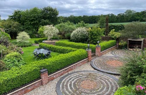 King's Bromley House | Beautiful 3 Bedroom Cottage - Picturesque Retreat