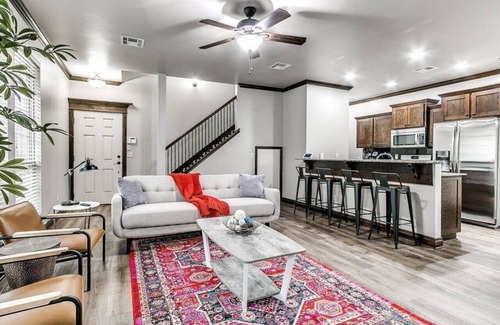 Central Oklahoma City House | Beautiful 4 Bed House With King Bed & HOA Park