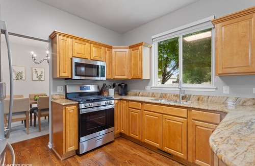 Fox Valley House | Beautiful 4 Bedroom House - Close to Everything - Naperville