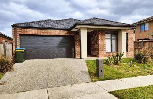 Point Cook Villa | Beautiful 4 Bedrooms Houses