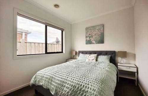 Point Cook Villa | Beautiful 4 Bedrooms Houses