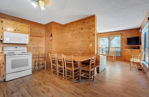Byrdstown Cabin | Beautiful 6 Bedroom Cabin with Hot Tub and a Lakeview of Dale Hollow Lake #12