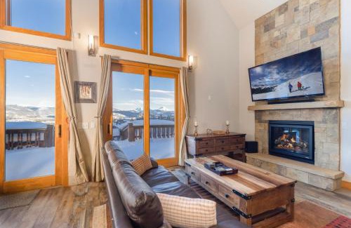Wildernest House | Beautiful 7 BEDROOM, 3 gathering areas, pool table, hot tub, and huge deck with 360-degree views!