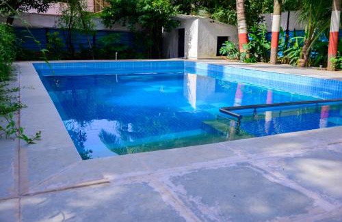 Kihim Apartment | Beautiful and luxurious 3 BHK villa with Swimming pool and kitchen for upto 20 people near beach