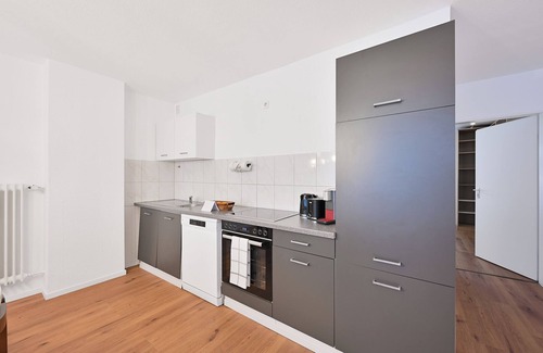 Elberfeld-Mitte Apartment | Beautiful and Spacious 4-room Apt in Wupper City Center With Kitchen, Free Wifi