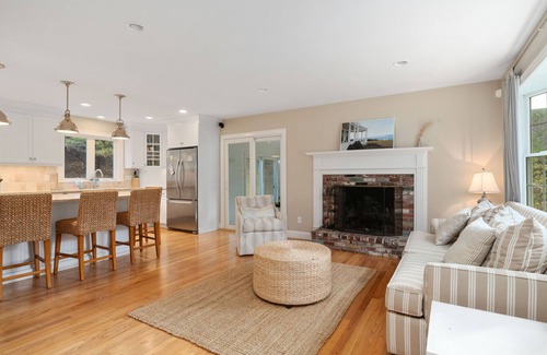 West Chatham House | Beautiful and Spacious, Sleeps 10 and a Quick Walk to Chatham's popular Harding's Beach!