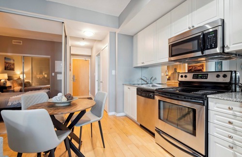 Downtown Toronto Apartment | Beautiful and Stylish 1 BR Condo in DT Toronto