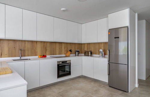 Urbanizacion Puerto de Estepona Apartment | Beautiful apartment for 6 guests with A/C, WIFI, hot tub, pool, TV, terrace and parking