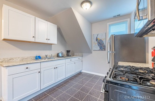 Back of the Yards Apartment | Beautiful Apartment in Chicago