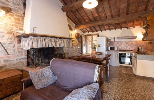 Poggi del Sasso Villa | Beautiful apartment in villa for 5 guests with A/C, pool, WIFI, TV, patio and pets allowed