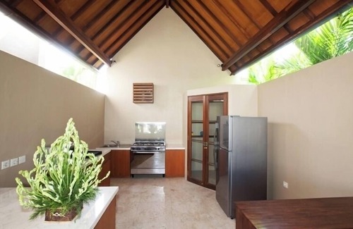 Batubelig Villa | Beautiful appointed, 6 Bedroom Villa, Walk To Batu Belig Beach