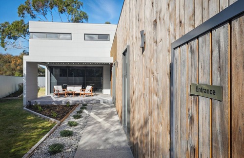 Lauderdale House | Beautiful Balook - 3 Bedroom Beach House