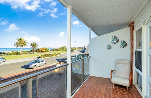 Victor Harbor House | Beautiful Beach Front Townhouse