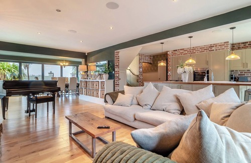 Holland-On-Sea Cottage | Beautiful beach front property close to amenities.