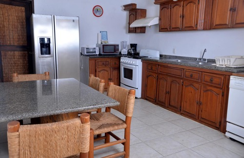 Playa la Madera House | Beautiful beachfront property in Zihuatanejo Bay