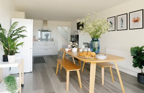 Nefyn House | Beautiful beach side home sleeping 8 guests with Hot Tub