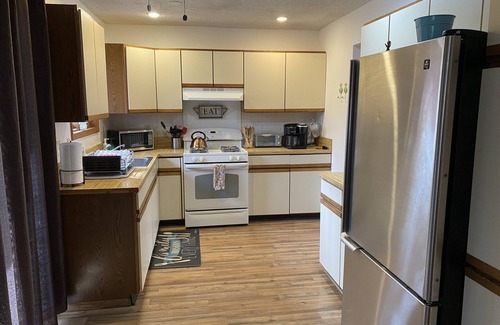 Bushkill House | Beautiful Bi-level. Game room with pool table, 5 UHDTVs, WiFi. Central heat/air.