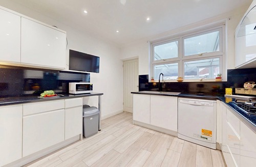 Brampton House | Beautiful Bungalow with Large Driveway and Garden in Bexleyheath