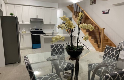 Lindsay House | BEAUTIFUL & CLEAN LINDSAY TOWNHOME (MINS TO SHOPS)