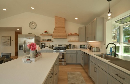 Homer House | Beautiful, comfortable, clean, scenic, bay and mountain view home.