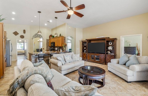 Desert Hot Springs House | Beautiful Desert Retreat-Bright and Spacious with private pool and Jacuzzi.