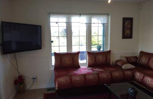 Downtown Gatineau House | Beautiful Guest Home Riverfront Retreat 15 Min to Ottawa