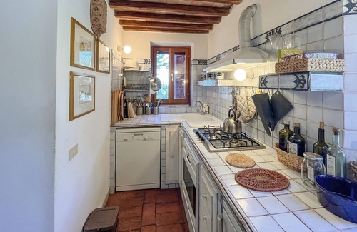 Magliano in Toscana House | Beautiful home in Pereta with kitchen