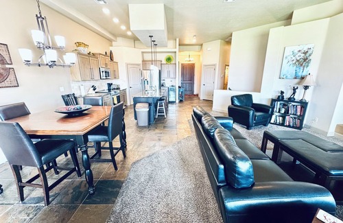 Mesquite House | Beautiful House on a Golf Course by Mesquite Vacation Rentals: Magnificent views overlooking the 10th tee box, walk to Falcon Ridge Clubhouse with $510 in free daily activities!