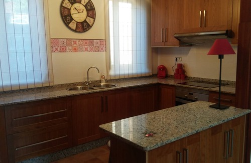 Moana House | Beautiful house with porch and garden 5' drive from the beach and the mountains.