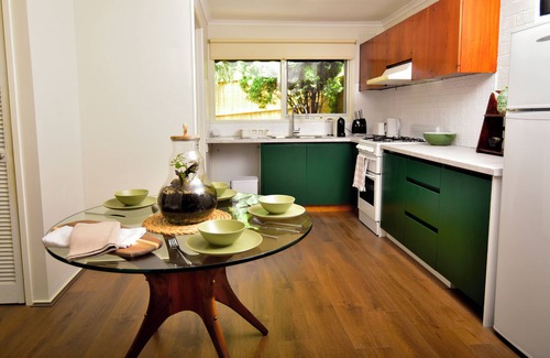 Ringwood East House | Beautiful lakeside unit, walk to train station, schools and Eastland