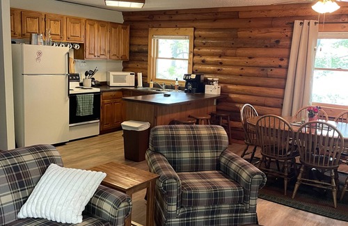 Turtle Lake Cabin | Beautiful lakeside log cabin on Horseshoe Lake