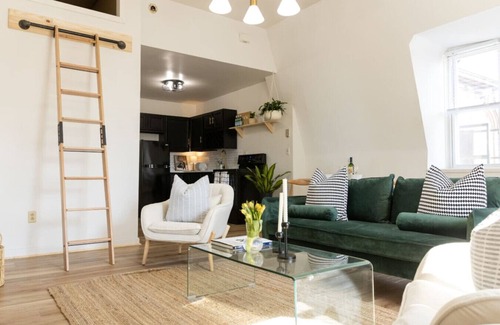 Newtonville Apartment | Beautiful, Light-Filled North Troy Loft