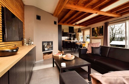 Nadrin House | Beautiful, Luxury Home with Sauna, Hot Tub, Private Bathrooms
