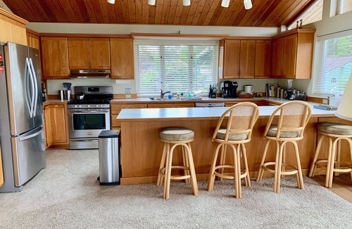 Manzanita House | Beautiful Manzanita Getaway- Perfect for Family Large or Small - MCA #769