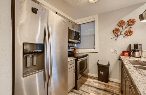 Midtown Apartment | Beautiful Midtown 2BD – Parking + Fast WiFi